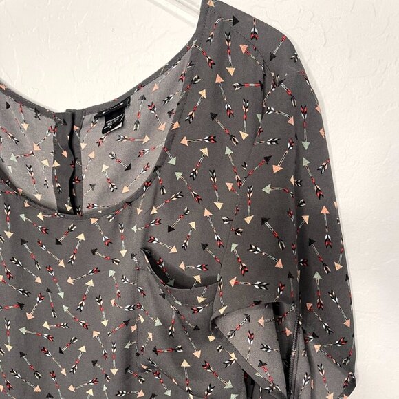 Torrid Abbey Arrow Georgette Buton Back Gray Blouse Top 5 5X 28 - Picture 3 of 7